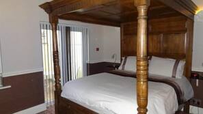Minibar, iron/ironing board, free WiFi