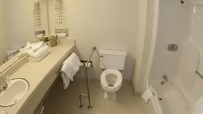 Combined shower/tub, towels