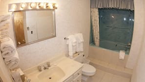 Combined shower/tub, towels