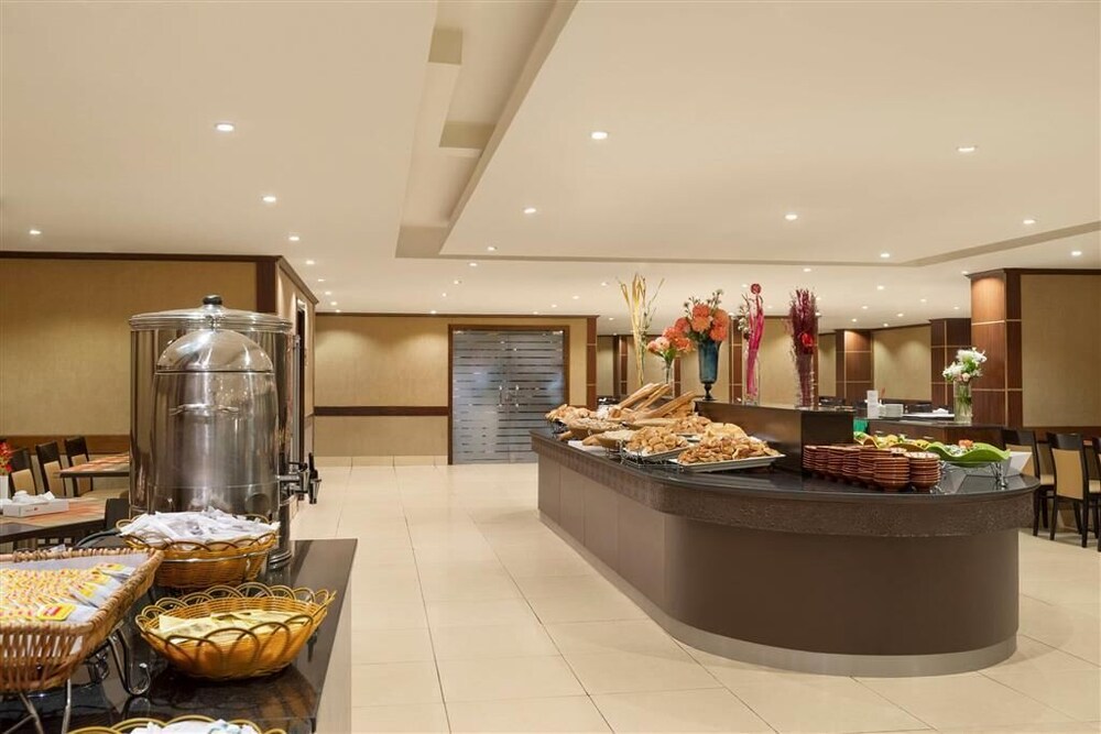 Restaurant, Ramada by Wyndham Dar Al Fayzeen Makkah