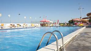 Piscina stagionale all'aperto, ombrelloni da piscina, lettini