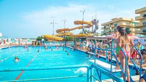 Piscina stagionale all'aperto, ombrelloni da piscina, lettini