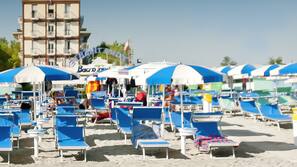 Sulla spiaggia, lettini da mare, ombrelloni