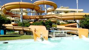 Piscina stagionale all'aperto, ombrelloni da piscina, lettini