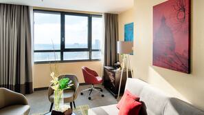 Een minibar, een kluis op de kamer, een bureau, een laptopwerkplek