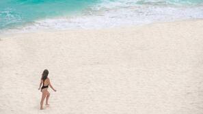 Plage privée, sable blanc, chaises longues, parasols