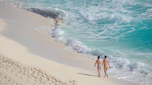Plage privée, sable blanc, chaises longues, parasols