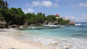 Privéstrand vlakbij, wit zand