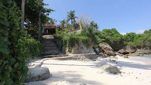 Privéstrand vlakbij, wit zand