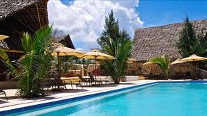 3 piscines extérieures, parasols de plage, chaises longues