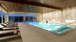 Una piscina cubierta
