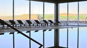 Una piscina cubierta