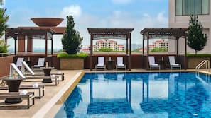 Hồ bơi ngoài trời, mở cửa từ 06:30 đến 21:00, ghế dài tắm nắng