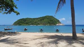 บนชายหาด, ทรายสีขาว, เก้าอี้อาบแดด, ผ้าเช็ดตัวชายหาด