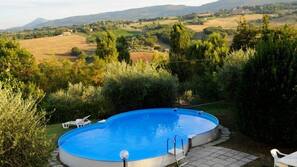 Piscina all'aperto, lettini