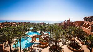 Una piscina cubierta, 4 piscinas al aire libre, sombrillas, tumbonas