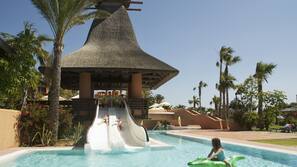 Una piscina cubierta, 4 piscinas al aire libre, sombrillas, tumbonas