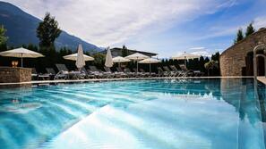 Innenpool, Außenpool, Sonnenschirme, Liegestühle