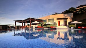 2 outdoor pools, free pool cabanas, pool umbrellas
