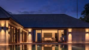 2 outdoor pools, free pool cabanas, pool umbrellas