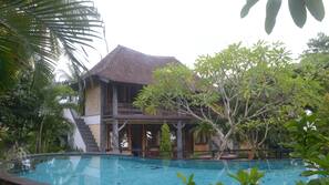 Kolam renang outdoor