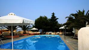 Piscine extérieure, parasols de plage, chaises longues