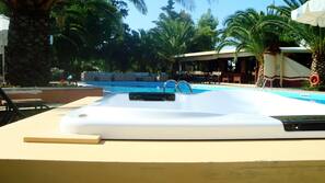 Piscine extérieure, parasols de plage, chaises longues