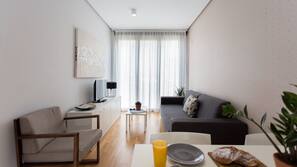 Een strijkplank/strijkijzer, gratis wifi, beddengoed