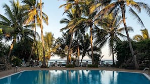 4 piscinas al aire libre, sombrillas