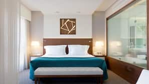 Luxe beddengoed, een minibar, een kluis op de kamer, een bureau