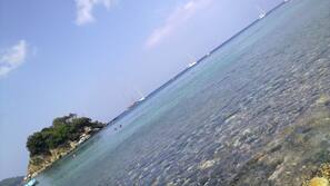 Una spiaggia nelle vicinanze, sabbia bianca