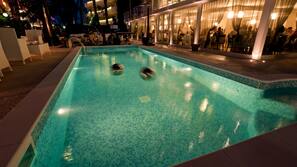 Piscina all'aperto, lettini