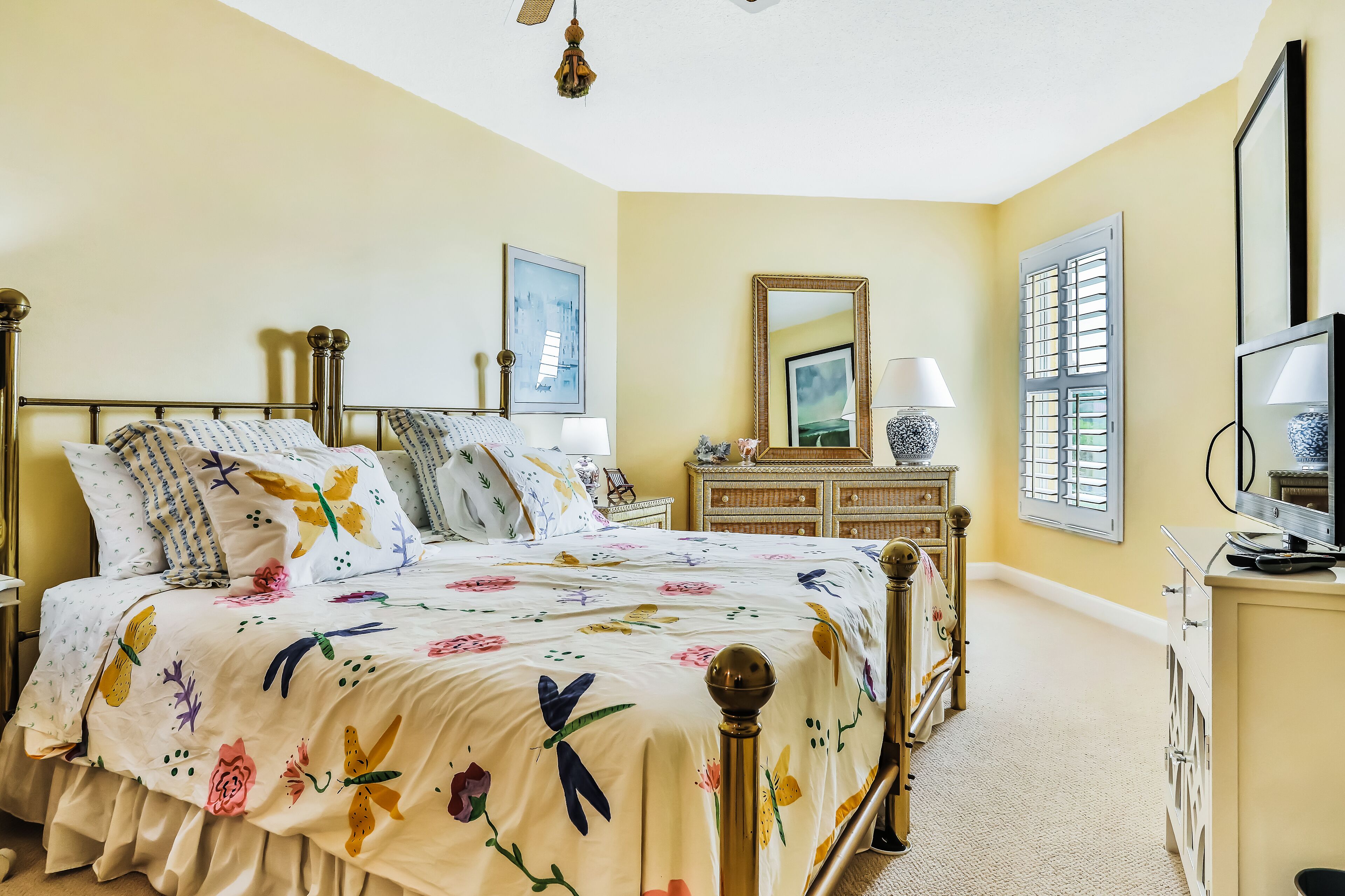 Spacious third floor condo with Gulf views, screened-in porch, and shared pool! in Longboat Key, United States