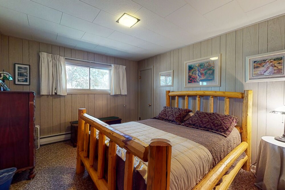 Comfortable cabin w/ wood stove & game room close to golf and