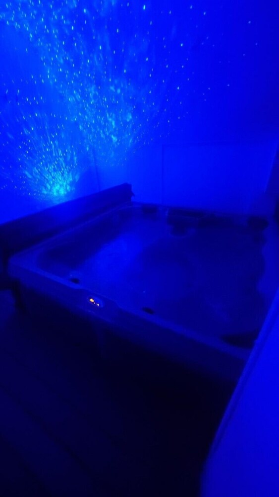 Affordable Apartment & Indoor Private Hot Tub AU210 Deals & Reviews