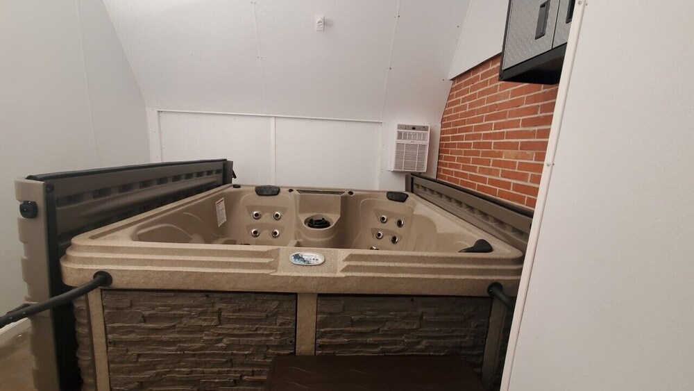 Affordable Apartment & Indoor Private Hot Tub AU210 Deals & Reviews