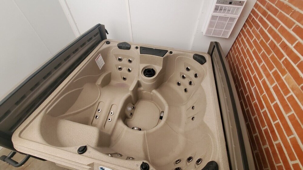 Affordable Apartment & Indoor Private Hot Tub AU210 Deals & Reviews