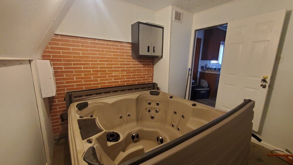 Affordable Apartment & Indoor Private Hot Tub AU210 Deals & Reviews