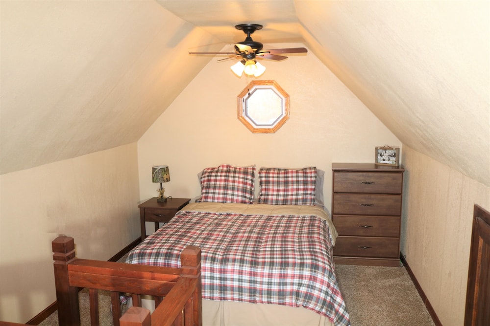 Rocky Ridge Cabin Secluded Getaway with Porch in Shawnee Forest, Pet