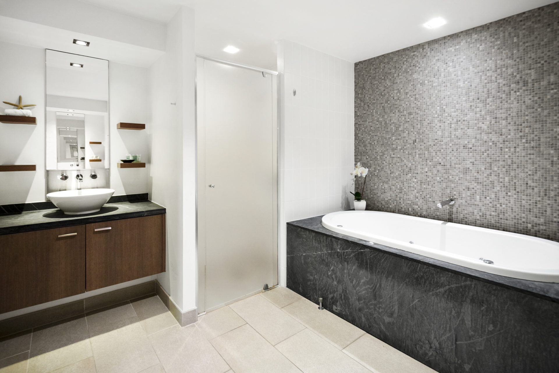 Temple 221 Spacious Modern 2 Bedroom Spa Apartment Beachfront Resort