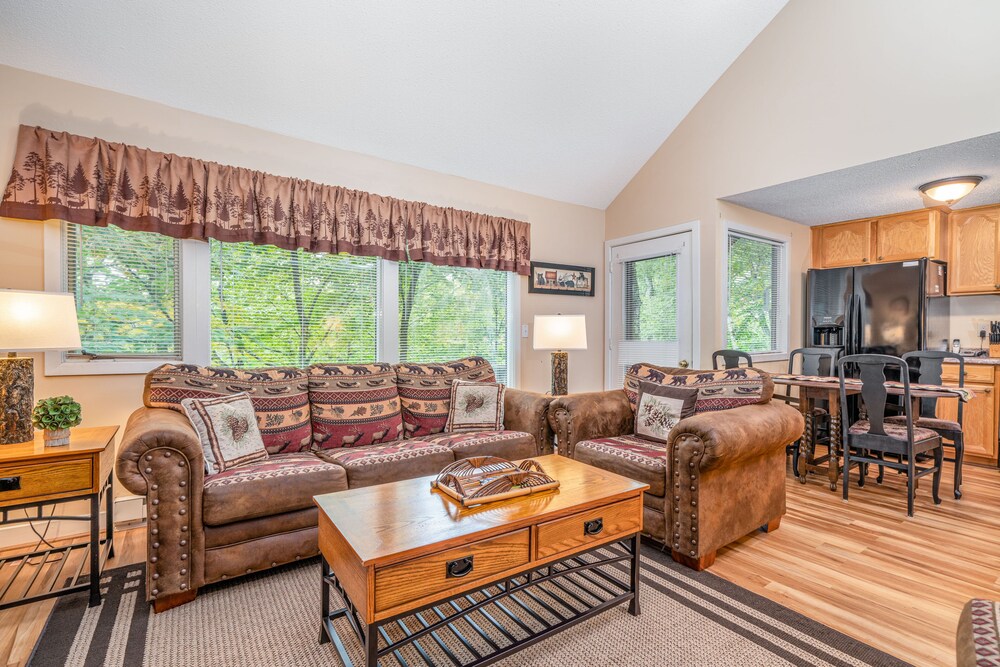 Familyfriendly mountain condo w/ a furnished balcony near skiing