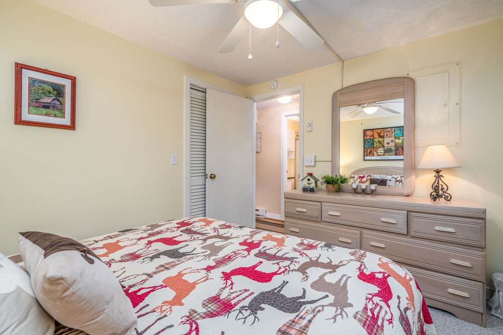 Familyfriendly mountain condo w/ a furnished balcony near skiing