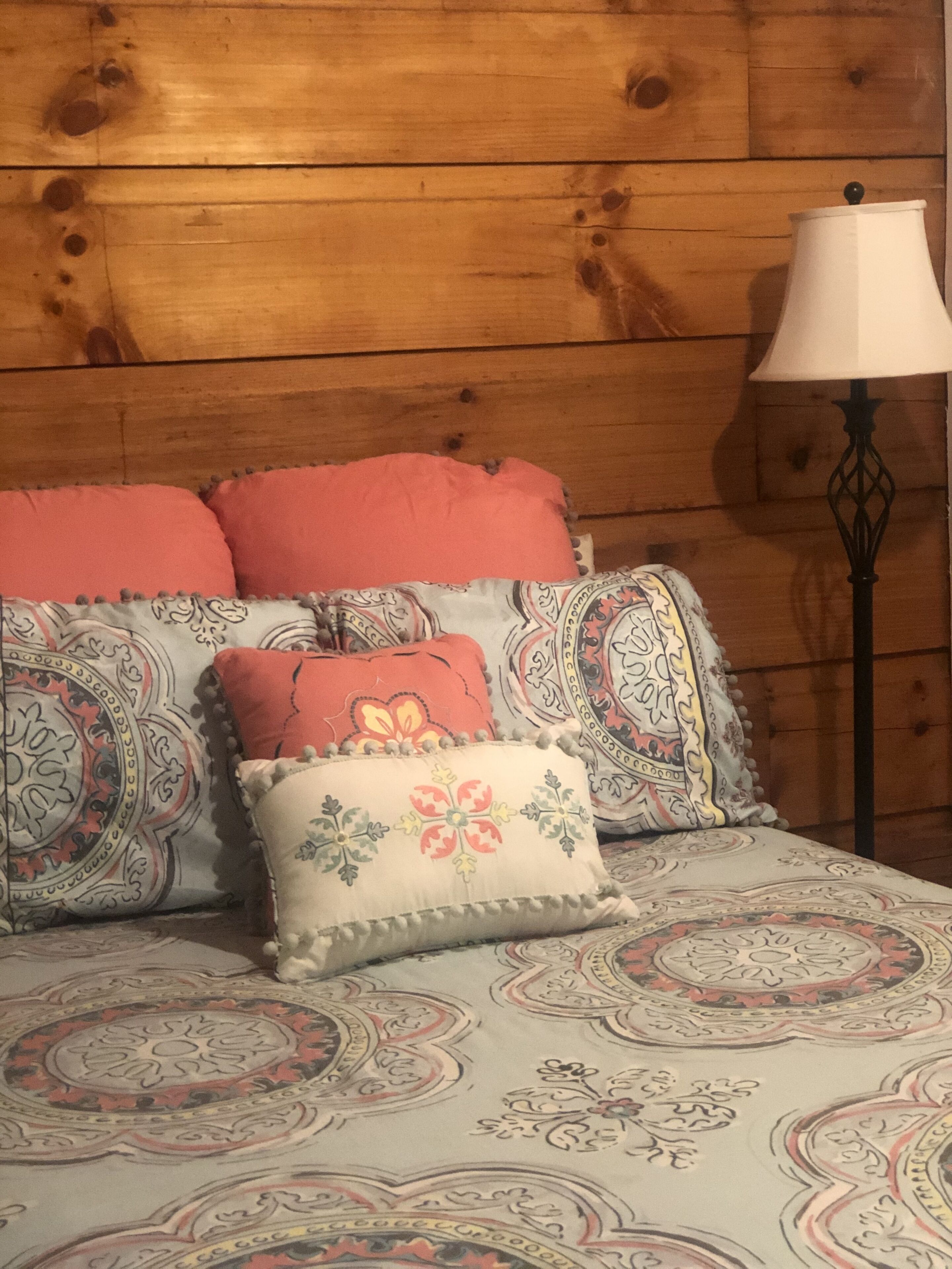 2 bedroom 1 bath cabin     Available Labor Day Weekend in Caryville, United States