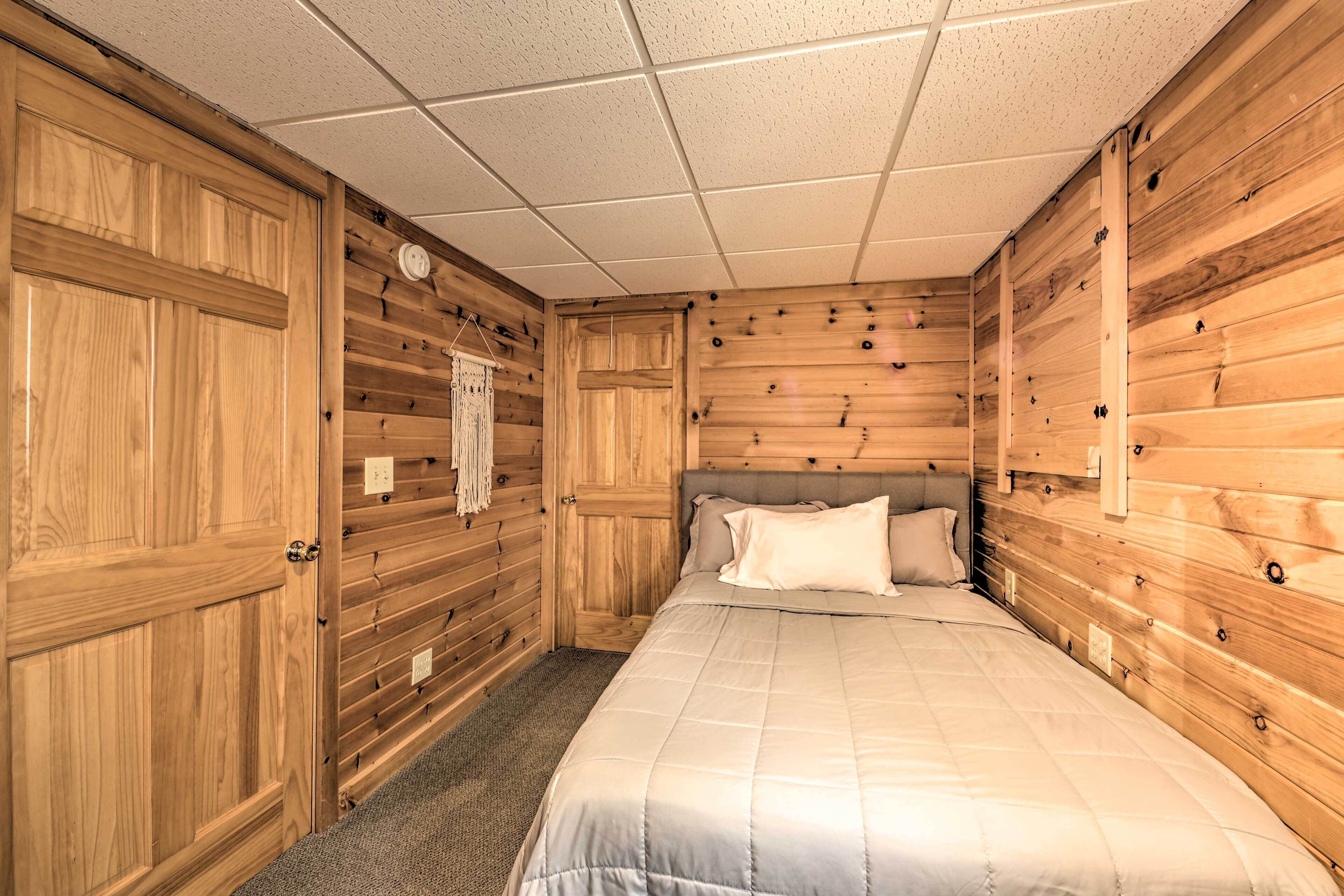 New! Rock River Waterfront Cabin: Dock & Game Room in Janesville, United States