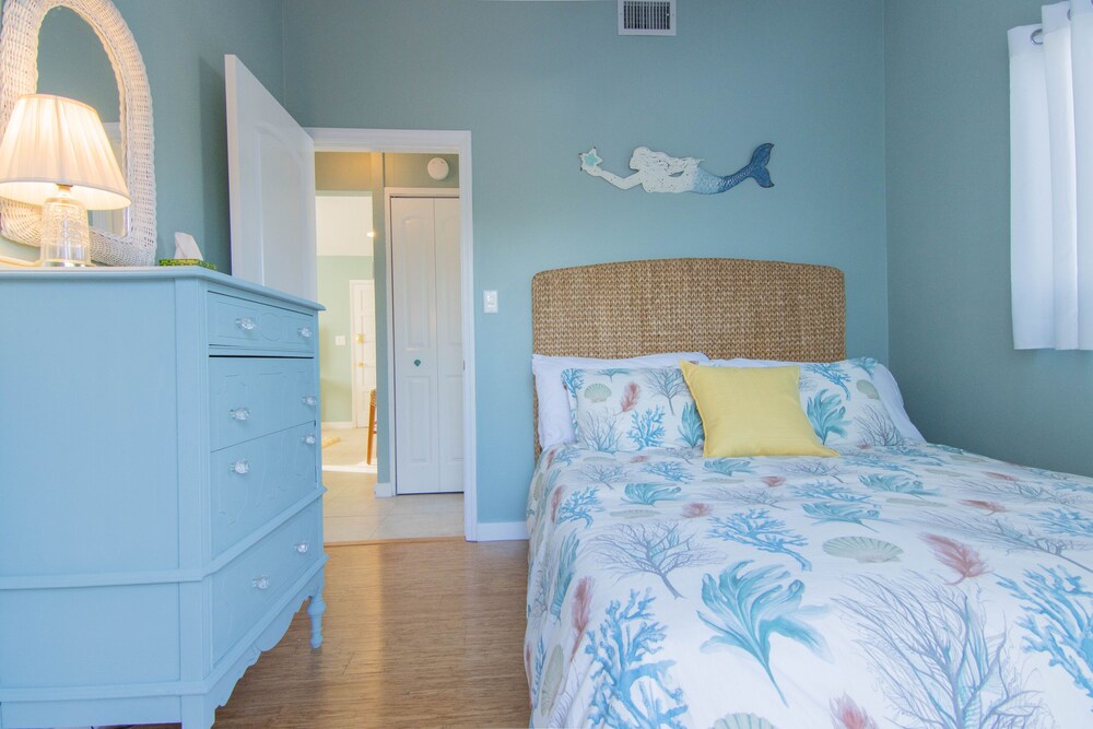 Adorable 2 bedroom condo, walk to the beach and st Armand’s circle