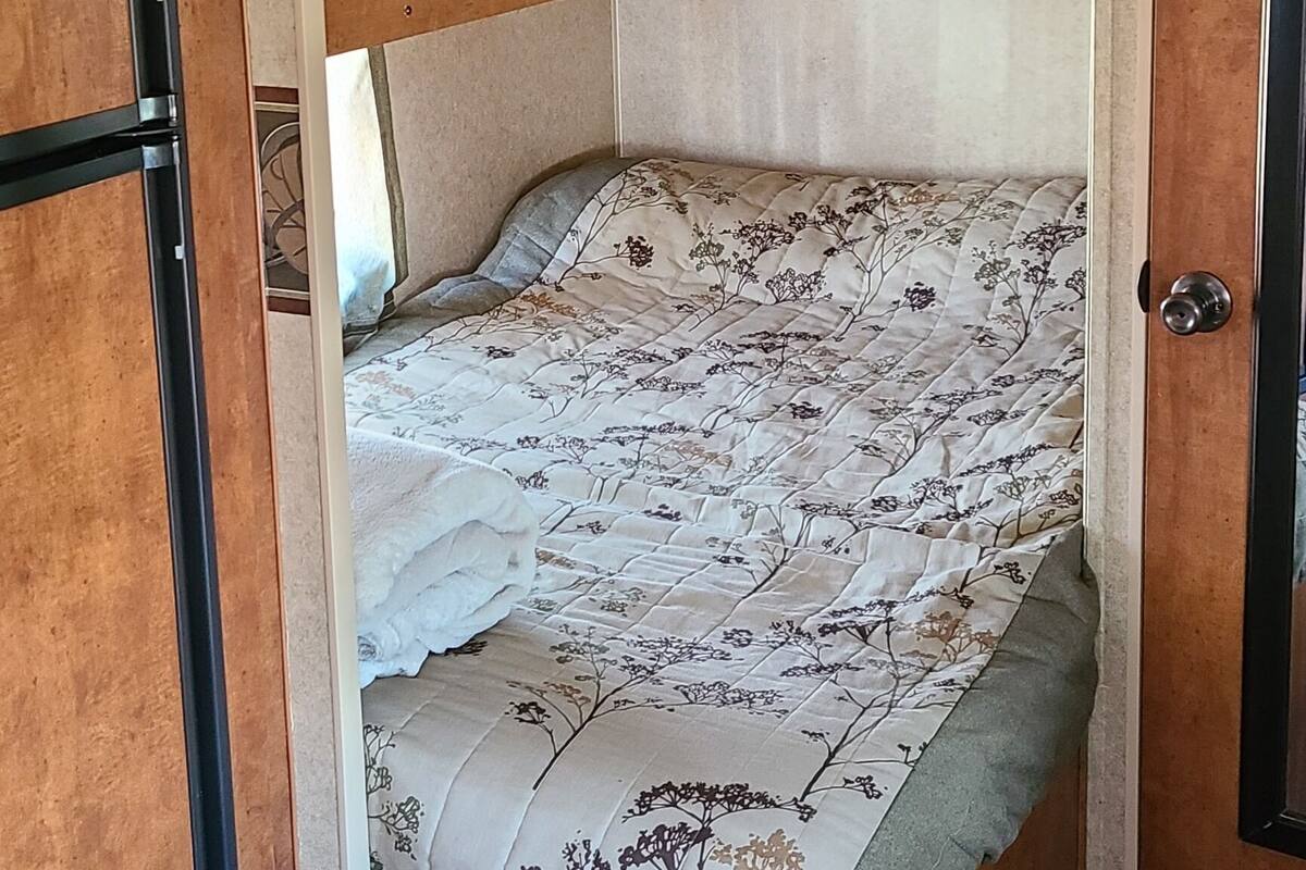 Just Add S Mores And Coffee Waterfront Rv W Bunks Fire Ring Grill Glamping 21 Room Prices Deals Reviews Expedia Com