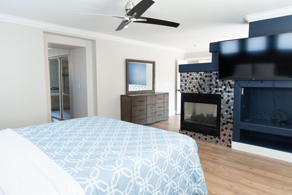 NEWtoVrbo: Spacious Home w/ Pool & covered partio, chef's kitchen, 10min to dwtn