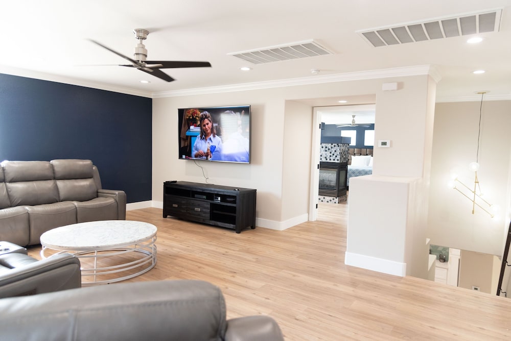 NEWtoVrbo: Spacious Home w/ Pool & covered partio, chef's kitchen, 10min to dwtn