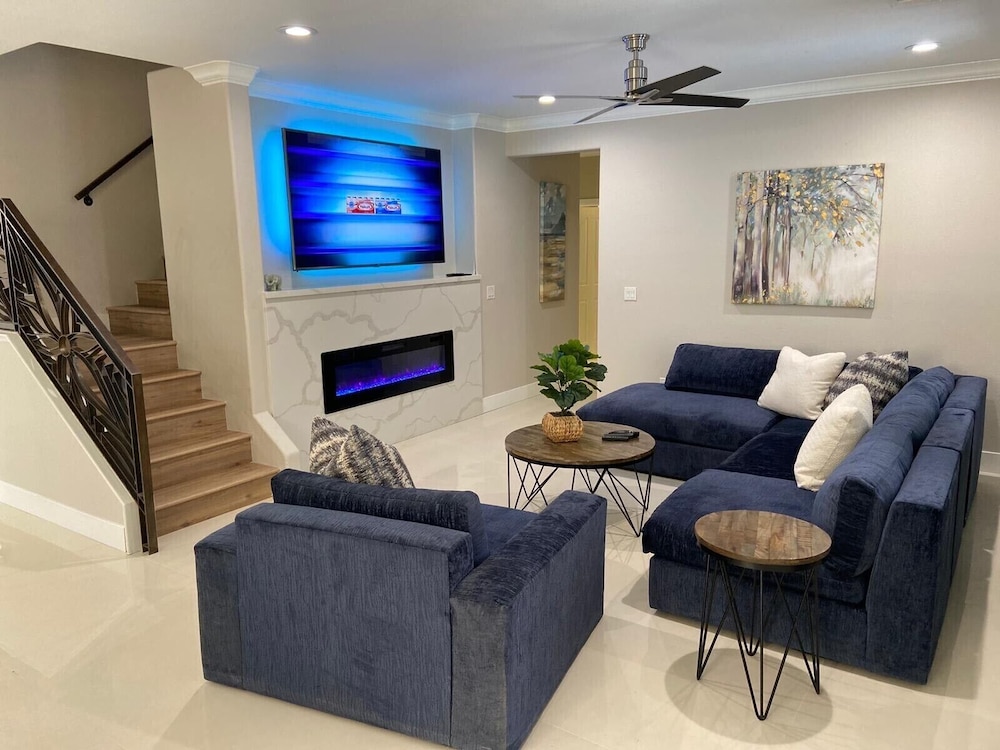 NEWtoVrbo: Spacious Home w/ Pool & covered partio, chef's kitchen, 10min to dwtn