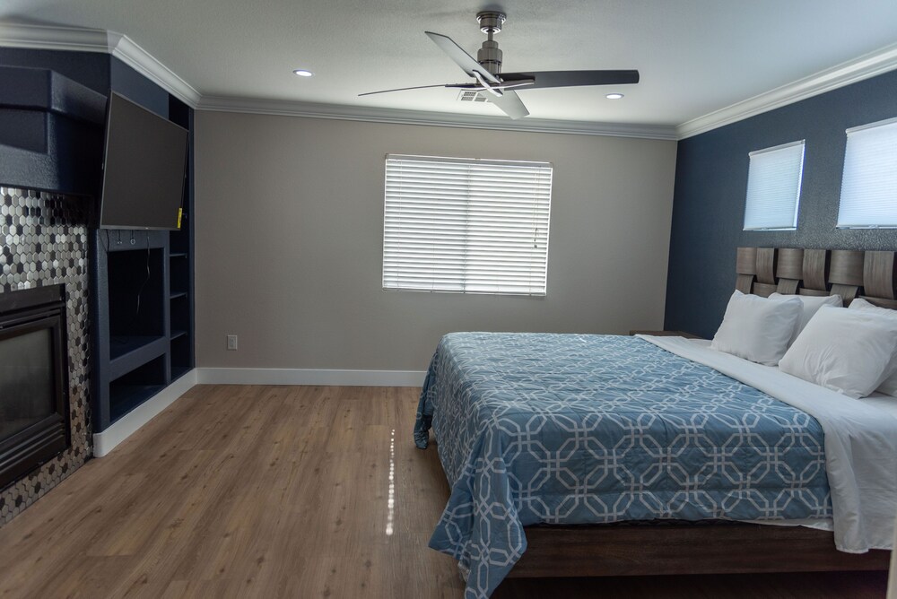 NEWtoVrbo: Spacious Home w/ Pool & covered partio, chef's kitchen, 10min to dwtn